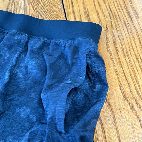 GAIAM men’s athletic camo print shorts. Black. Size Small. Elastic waist. - Picture 11 of 12